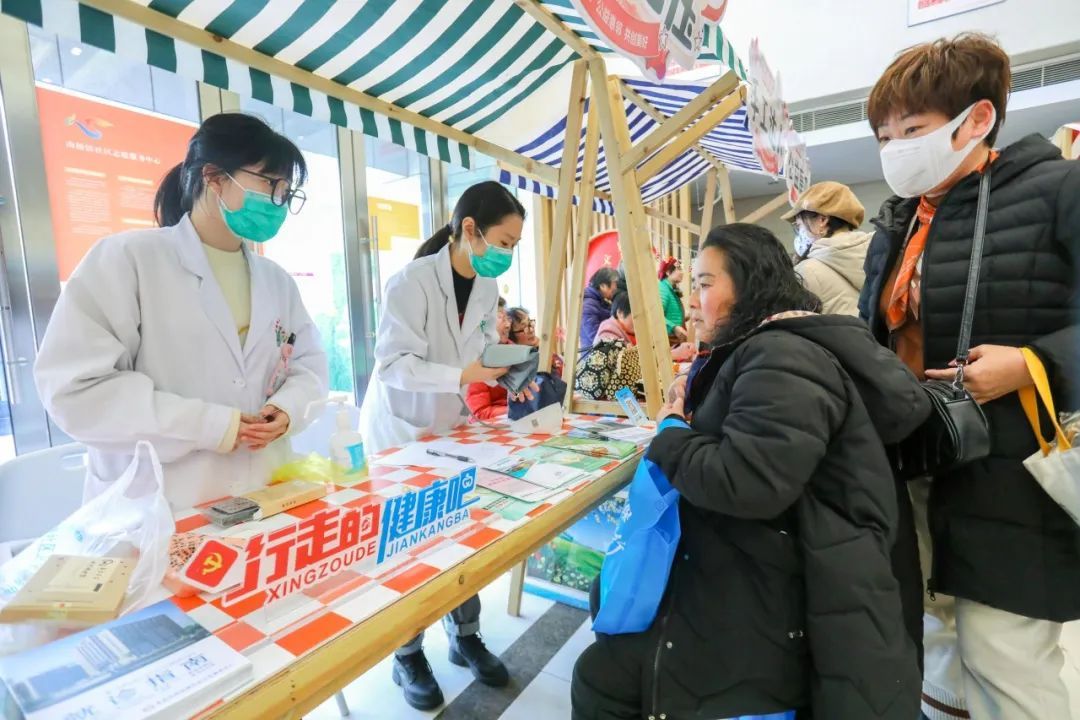 南桥镇便民集市火热开市，健康咨询服务成亮点